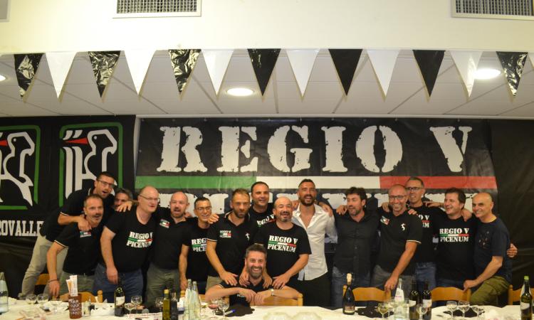 I tifosi maceratesi dell'Ascoli festeggiano la salvezza insieme al capitano Andrea Mengoni I tifosi maceratesi dell'Ascoli festeggiano la salvezza insieme al capitano Andrea Mengoni