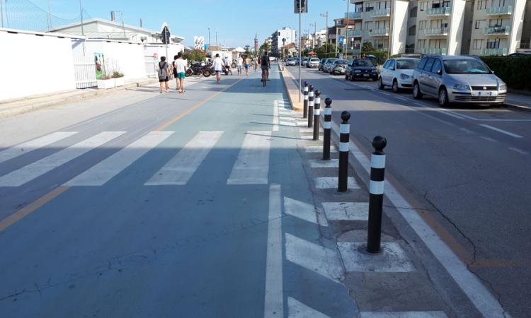 Civitanova, finisce la pacchia per sosta selvaggia sulla ciclabile. Ma la notte i furbetti continuano a farla franca