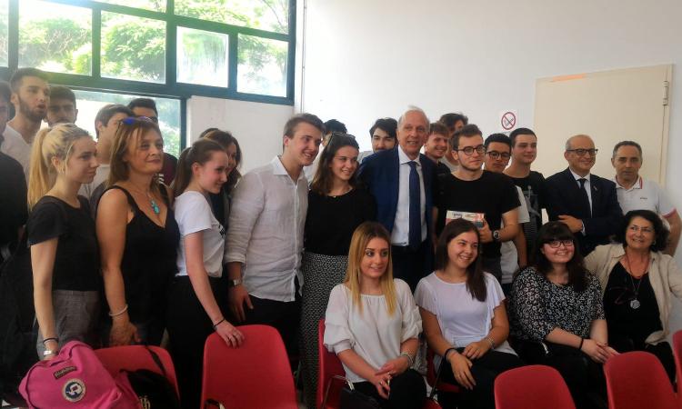 Il ministro Bussetti a Macerata e a Tolentino: "Lo Stato vicino alla scuola che vuole ripartire" - VIDEO