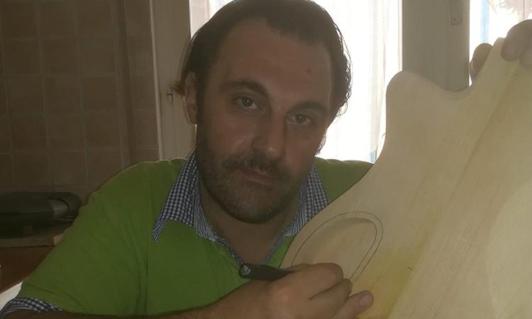 Dalla musica suonata alla produzione di chitarre: la grande passione di Marco Scocco Dalla musica suonata alla produzione di chitarre: la grande passione di Marco Scocco