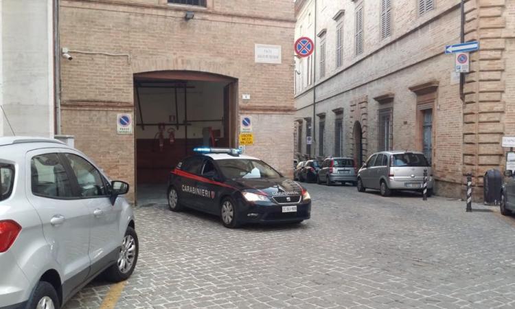 Ladre col pancione rubano al centro commerciale: arrestate Ladre col pancione rubano al centro commerciale: arrestate