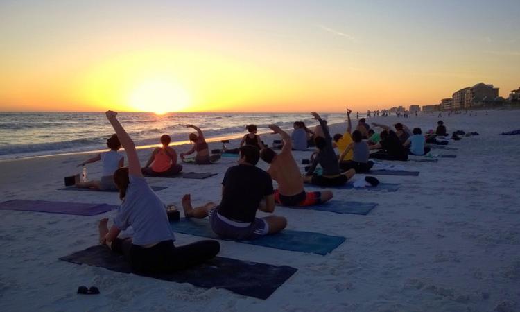 Civitanova, yoga in riva al mare questa sera per l'International Yoga Day Civitanova, yoga in riva al mare questa sera per l'International Yoga Day