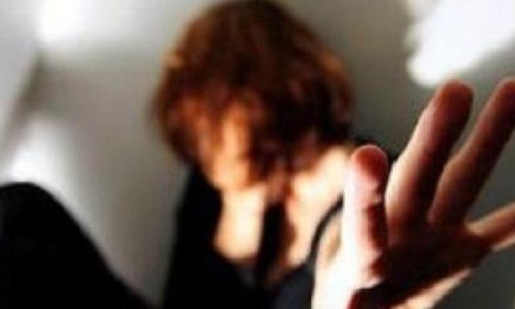 Recanati, picchiava e minacciava moglie e figli minorenni: denunciato un 42enne