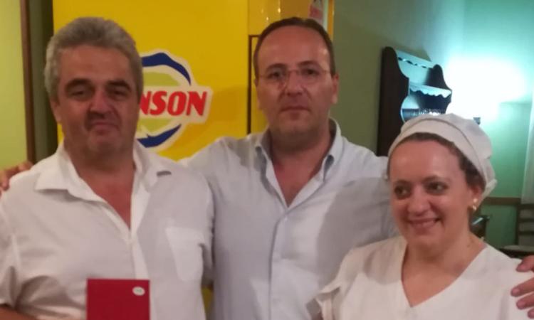 Camerino, 20 anni per l'agriturismo La Finestrella: il sindaco Pasqui premia la famiglia Consoli