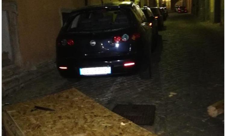 Crollo da Palazzo Confidati, colpita un'auto Crollo da Palazzo Confidati, colpita un'auto