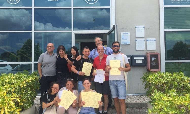 Concluso il corso di abilitazione al commercio e alla somministrazione alimentare: consegnati gli attestati a nove corsisti Concluso il corso di abilitazione al commercio e alla somministrazione alimentare: consegnati gli attestati a nove corsisti