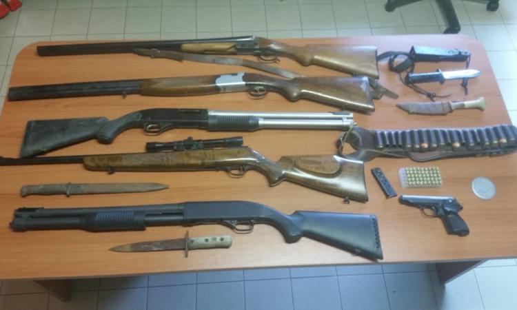 Montelupone, pistola sotto al cuscino e fucile nella cassapanca: denunciato 70enne Montelupone, pistola sotto al cuscino e fucile nella cassapanca: denunciato 70enne