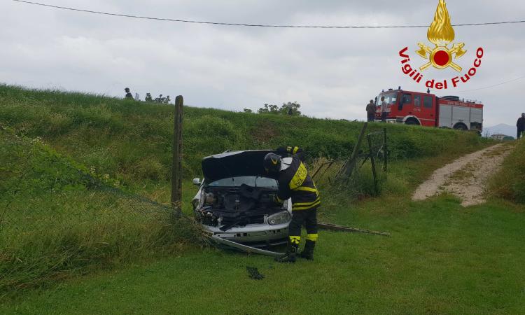 Apiro, scontro tra due auto: in quattro in ospedale Apiro, scontro tra due auto: in quattro in ospedale
