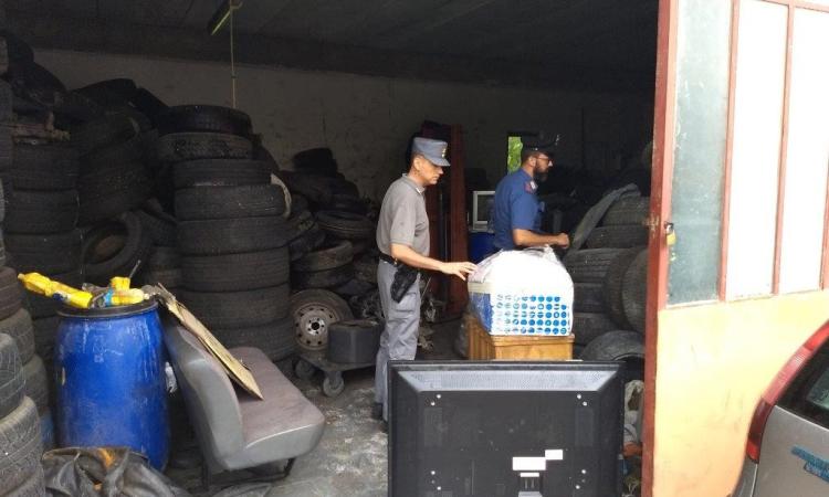Macerata, stoccaggio non autorizzato di rifiuti in un capannone: denunciato un anziano