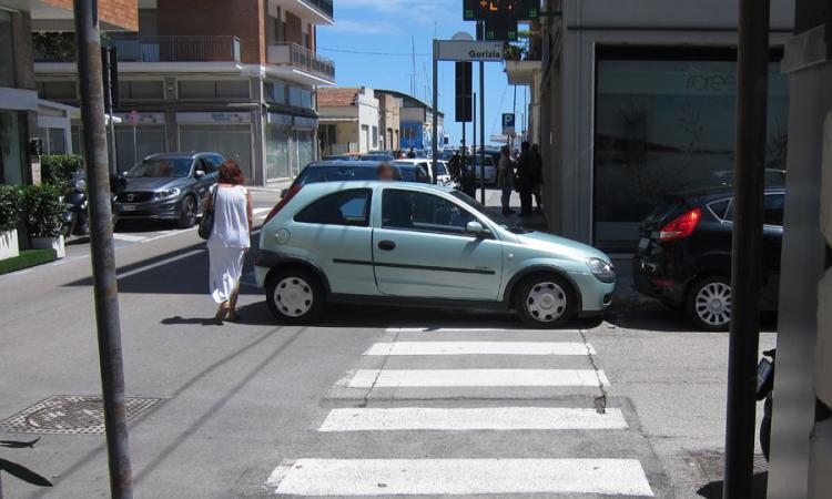 Civitanova, con l'auto sulle strisce blocca il marciapiede