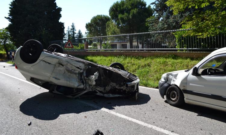 Maxi carambola vicino a Recanati: quattro auto coinvolte, un ferito portato a Torrette (FOTO/VIDEO)