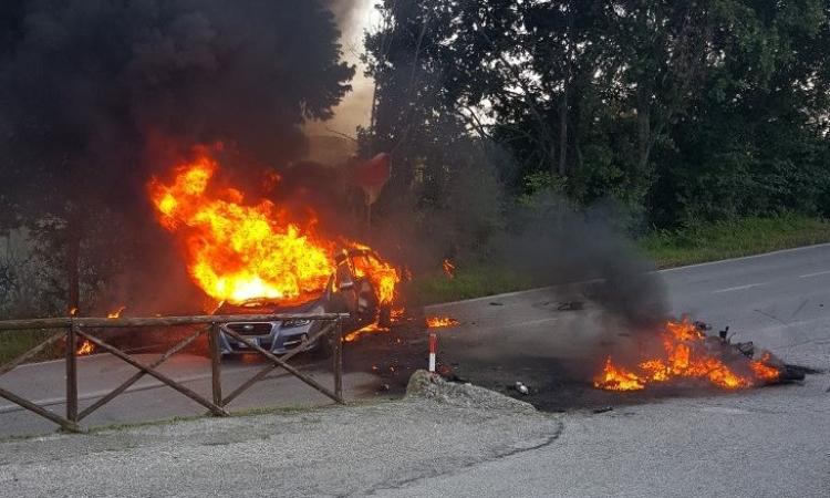 Moto si incendia e finisce sotto un'auto: centauro ricoverato in ospedale Moto si incendia e finisce sotto un'auto: centauro ricoverato in ospedale
