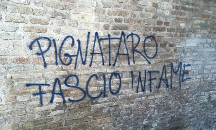"Pignataro fascio": a Macerata spuntano scritte contro il questore "Pignataro fascio": a Macerata spuntano scritte contro il questore