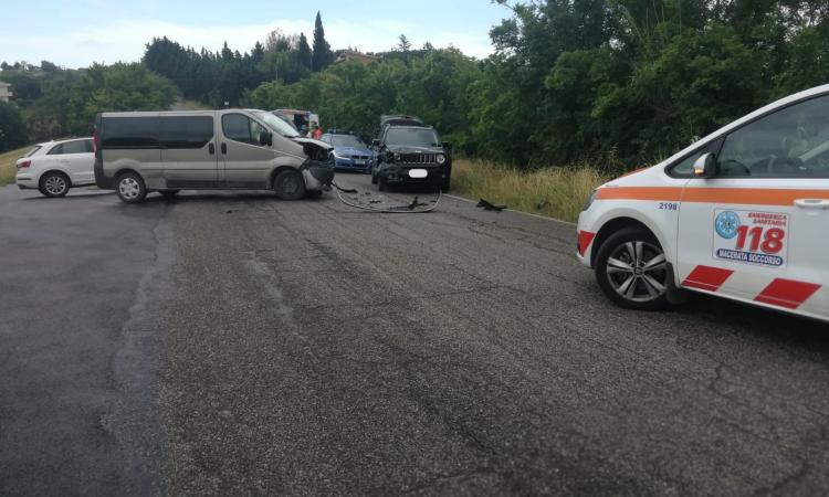 Montelupone, scontro tra furgone e auto: un ferito in ospedale