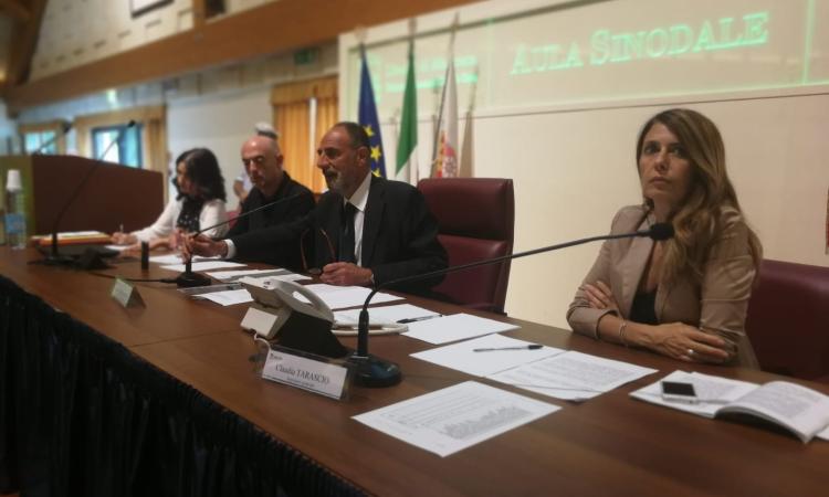 Macerata, consiglio aperto sull'immigrazione: la mamma di Pamela rifiuta l'abbraccio del Gus Macerata, consiglio aperto sull'immigrazione: la mamma di Pamela rifiuta l'abbraccio del Gus