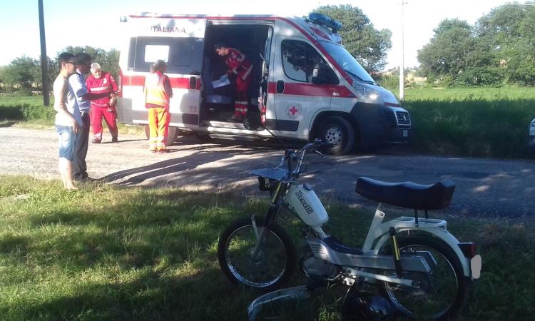 Treia, cade con il motorino: interviene l'eliambulanza