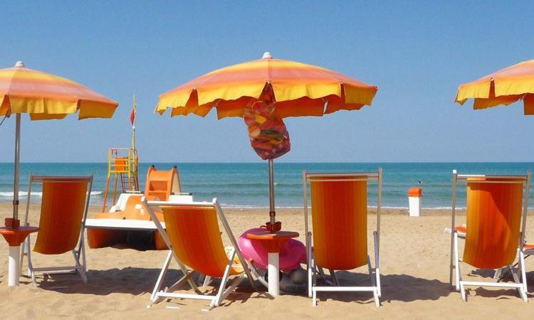 Cerca di denudare una turista: caccia al maniaco a Civitanova Cerca di denudare una turista: caccia al maniaco a Civitanova