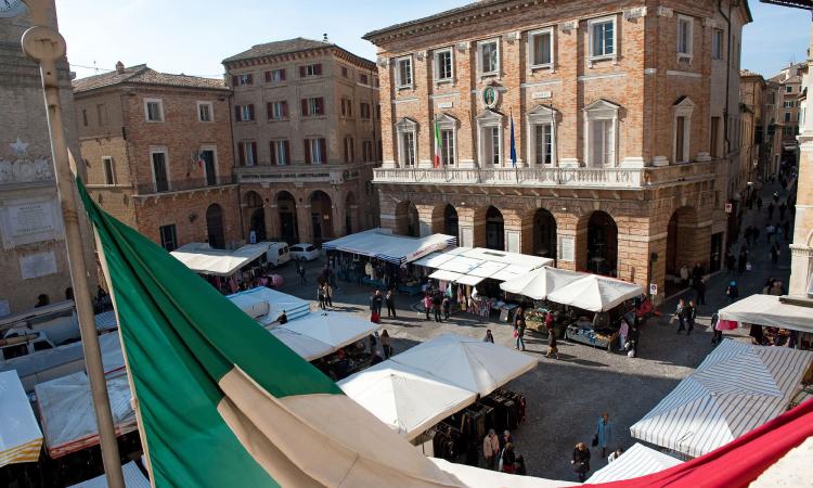 Macerata: i commercianti abbassano le serrande e chiedono un incontro al sindaco Macerata: i commercianti abbassano le serrande e chiedono un incontro al sindaco