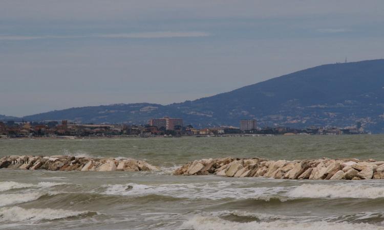 Civitanova, lungomare centro: sistemate le scogliere tra Attilio e G7