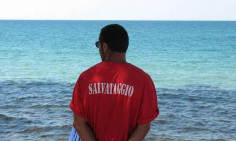 Porto Recanati: chattava invece di vigilare, multa salata per un bagnino