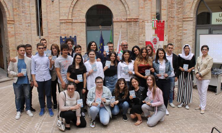 Macerata, la Costituzione italiana in dono a 30 neo maggiorenni