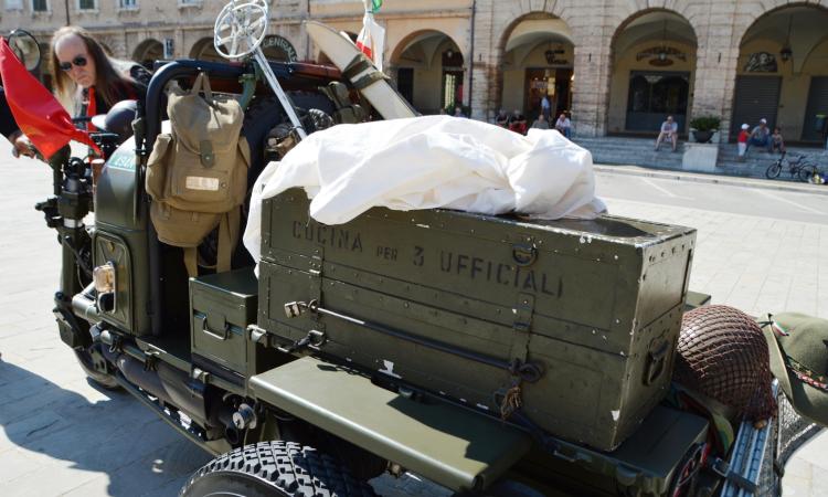 San Severino: mezzi militari Guzzi in Piazza del Popolo