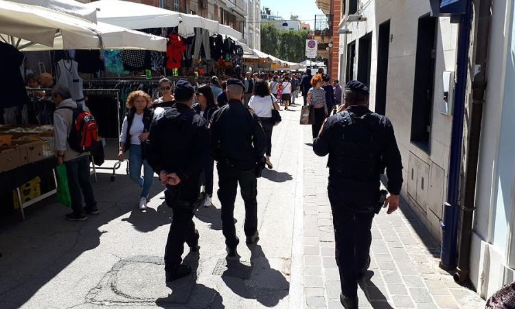 Civitanova Marche, lotta al commercio abusivo: identificate 48 persone e controllati 182 veicoli Civitanova Marche, lotta al commercio abusivo: identificate 48 persone e controllati 182 veicoli
