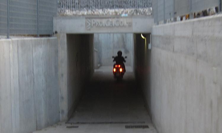 Civitanova, difficile la convivenza tra pedoni e motorini nel nuovo sottopasso Civitanova, difficile la convivenza tra pedoni e motorini nel nuovo sottopasso