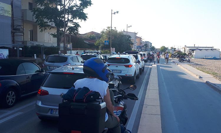 Civitanova, soccorso del 118 sul lungomare: traffico bloccato