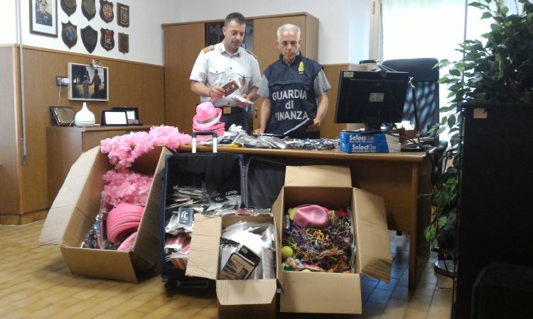 Porto Recanati, controlli nella Notte Rosa: sequestrati 2.200 prodotti contraffatti