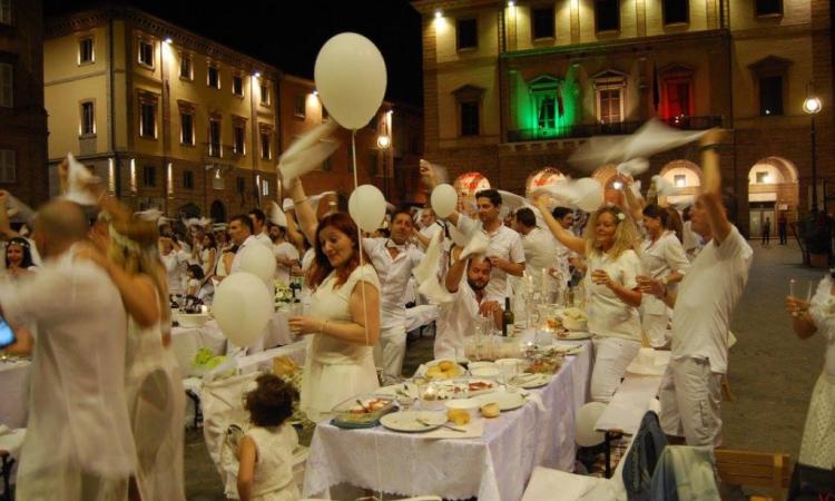 Sabato 14 luglio torna a Tolentino la "Cena in bianco"