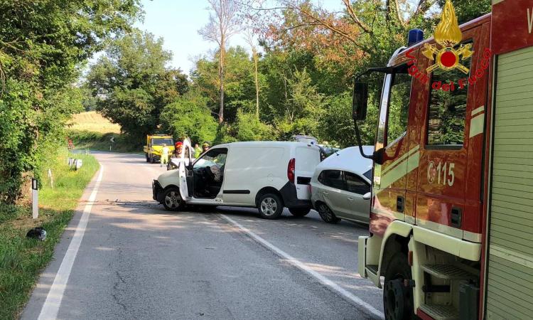 Matelica, scontro tra due auto: un ragazzo finisce in ospedale Matelica, scontro tra due auto: un ragazzo finisce in ospedale