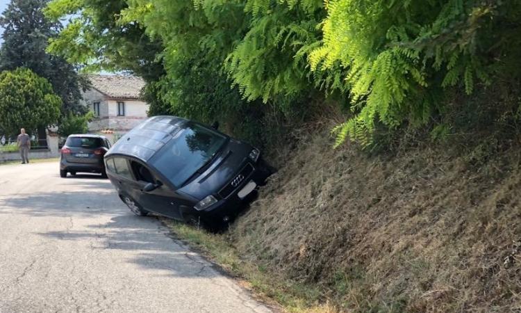 Sbanda con l'auto e finisce fuori strada - FOTO Sbanda con l'auto e finisce fuori strada - FOTO