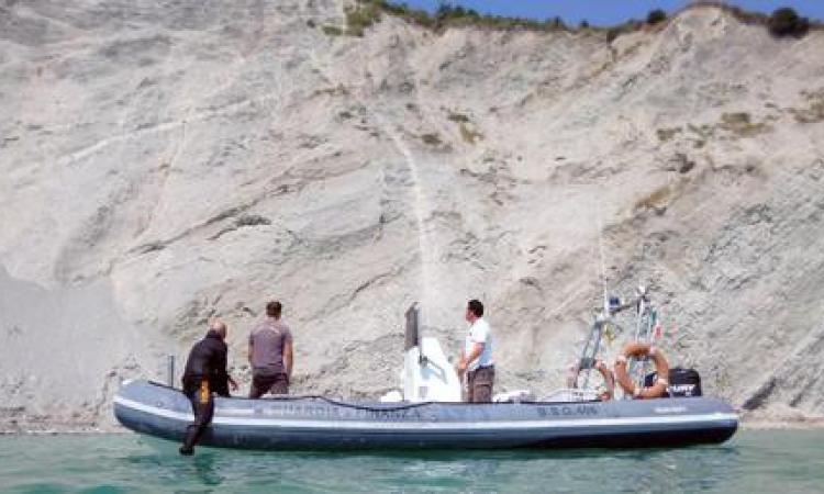 Frana sulla spiaggia: sfiorata la tragedia a Mezzavalle Frana sulla spiaggia: sfiorata la tragedia a Mezzavalle