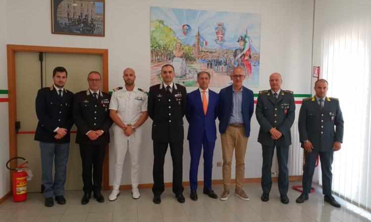 A Civitanova nasce il modello di sicurezza integrata: i rappresentati delle Forze dell'Ordine rafforzano la strategia su tutti i fronti A Civitanova nasce il modello di sicurezza integrata: i rappresentati delle Forze dell'Ordine rafforzano la strategia su tutti i fronti