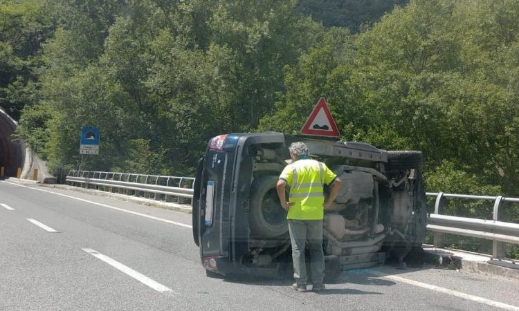 Camerino: SUV si ribalta sulla Superstrada. Tanta paura e traffico rallentato (Foto)