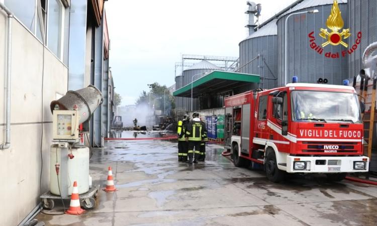 Incendio Orim, l'intervento dei vigili del fuoco (foto e video)