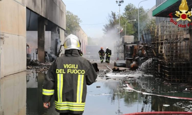 Incendio alla Orim, vigili del fuoco ancora al lavoro per bonificare l'area Incendio alla Orim, vigili del fuoco ancora al lavoro per bonificare l'area