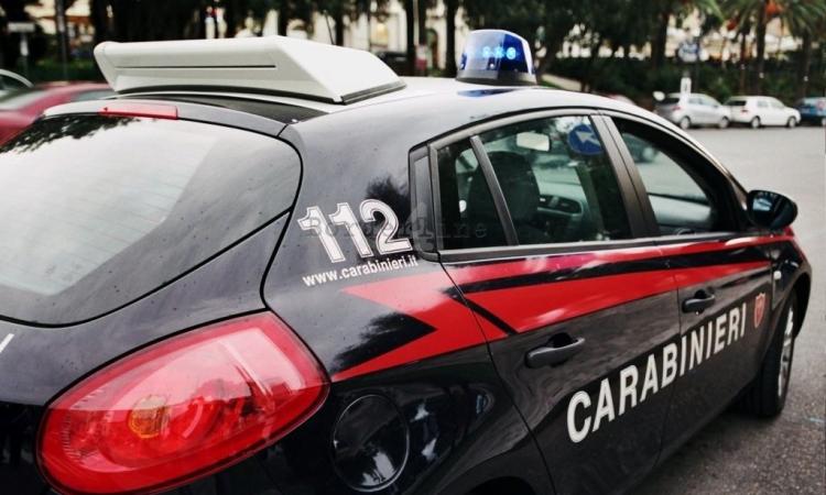 Civitanova, ubriaca aggredisce la commessa di un negozio: arrivano i carabinieri