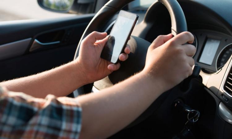 Chat e sms al volante: i nuovi accertamenti della Polizia sui sinistri stradali causati da distrazioni tecnologiche