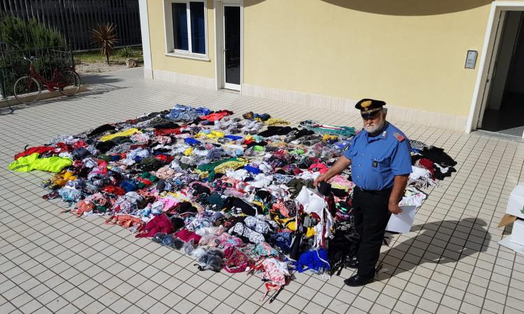 Contrasto del commercio abusivo in spiaggia: fermato il grossista Contrasto del commercio abusivo in spiaggia: fermato il grossista