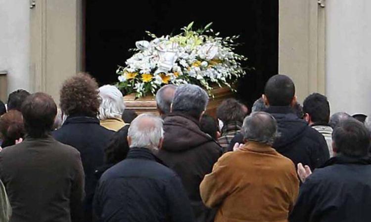 Business del "caro estinto": accerchiata in ospedale da infermieri che consigliano imprese funebri Business del "caro estinto": accerchiata in ospedale da infermieri che consigliano imprese funebri