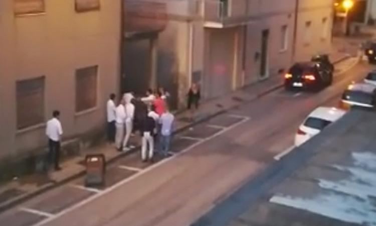 Civitanova, una rissa in strada sveglia all'alba i residenti - VIDEO Civitanova, una rissa in strada sveglia all'alba i residenti - VIDEO