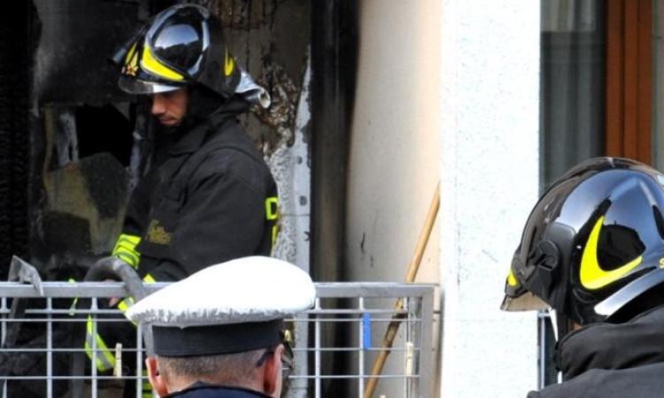 Porto Recanati, butta la sigaretta dal terrazzo e causa un incendio