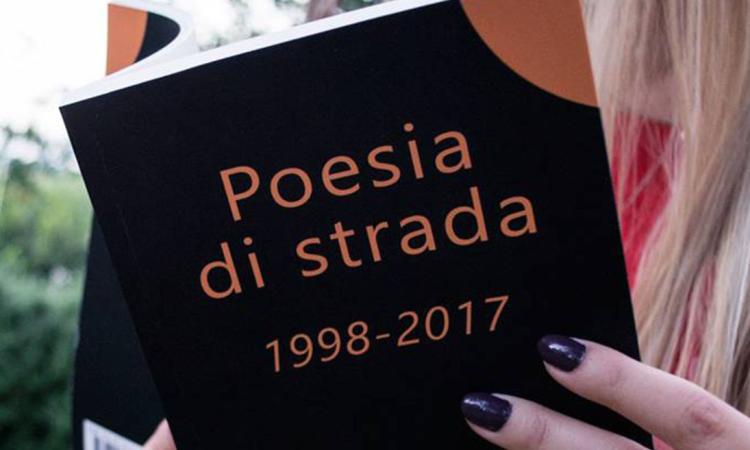 Tolentino, domani la presentazione dell’antologia poetica “Poesia di strada 1998 – 2017” Tolentino, domani la presentazione dell’antologia poetica “Poesia di strada 1998 – 2017”