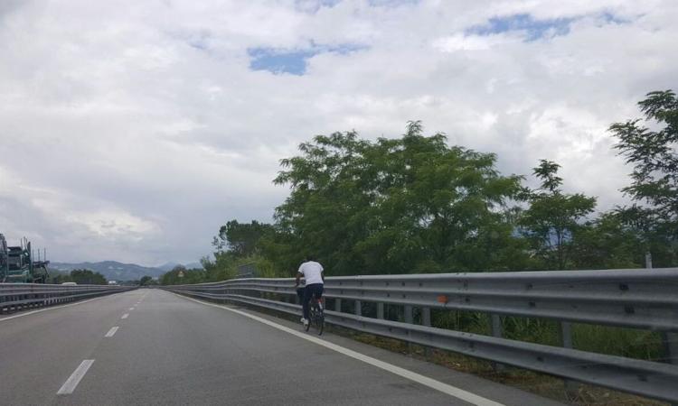 In bicicletta in superstrada: multato dalla polizia stradale