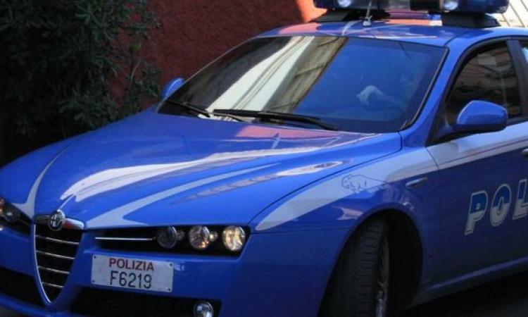 Macerata, colpito da infarto prova a raggiungere l'ospedale da solo in auto: salvato dalla polizia