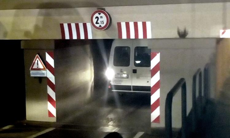 Civitanova, il "sottopasso killer" miete un'altra vittima: ancora un furgone incastrato - FOTO