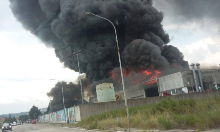 Incendio Orim, i residenti si rivolgono a Le Iene: "Segnalatelo in tanti, facciamoci sentire" Incendio Orim, i residenti si rivolgono a Le Iene: "Segnalatelo in tanti, facciamoci sentire"