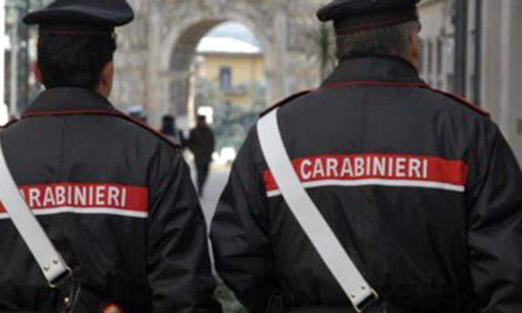 Lo fermano per un controllo: lui reagisce e ferisce il carabiniere ad un ginocchio